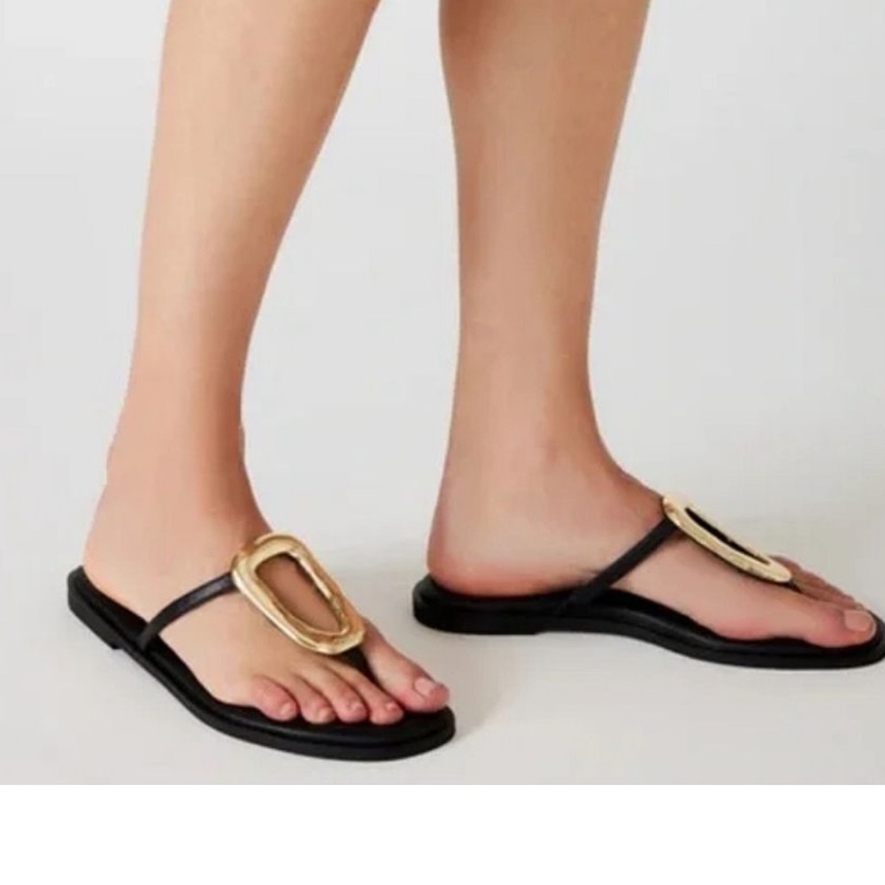 Steve Madden Knola Leather Sandals
With Gold Size: 9 - Picture 2 of 6